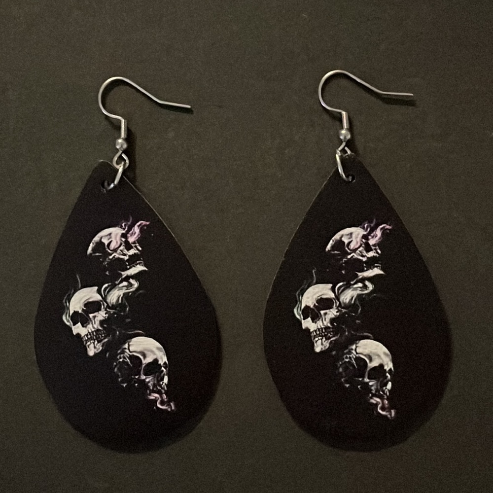 ✨Reduced Skull earrings - Black faux with white skulls ( Only 1 Left )